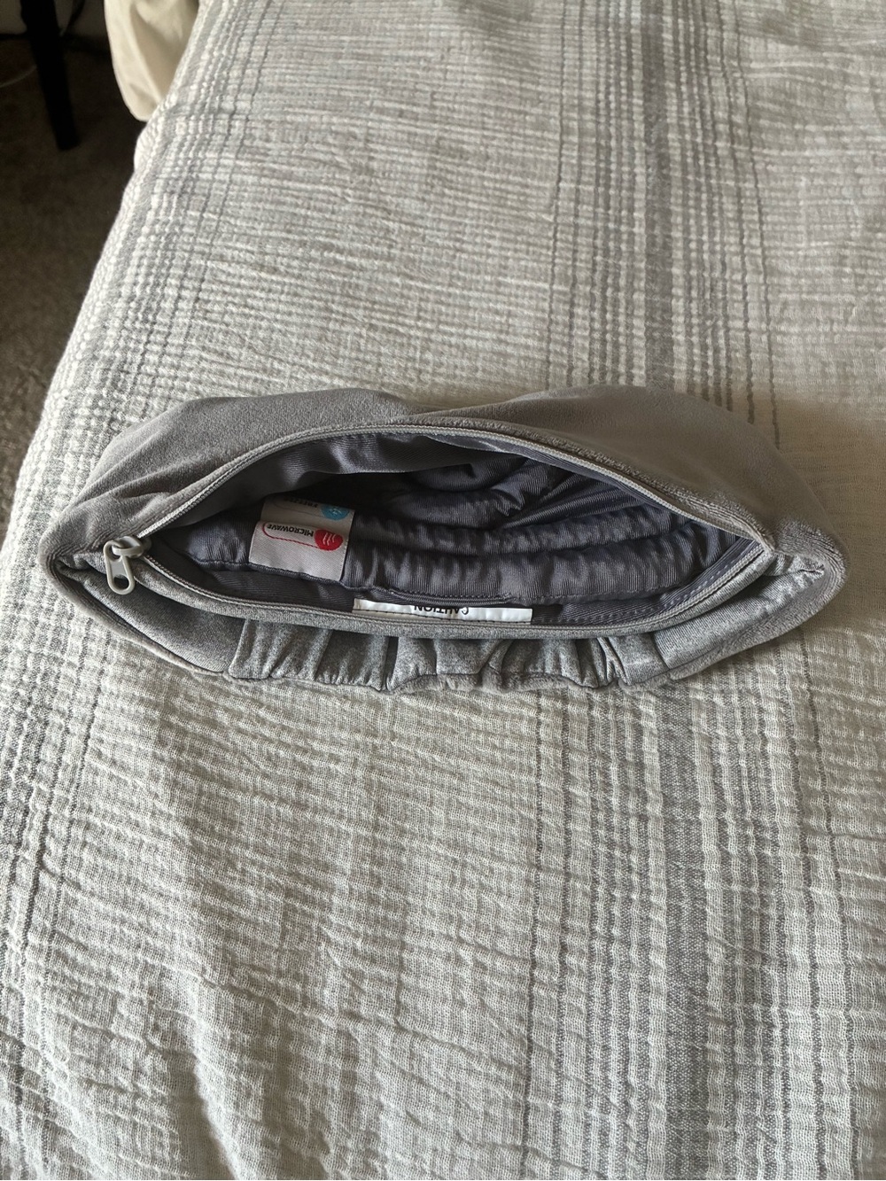 ✨Sharper Image Gray Hot + Cold Contoured Weighted Eye Mask - Picture 6 of 7
